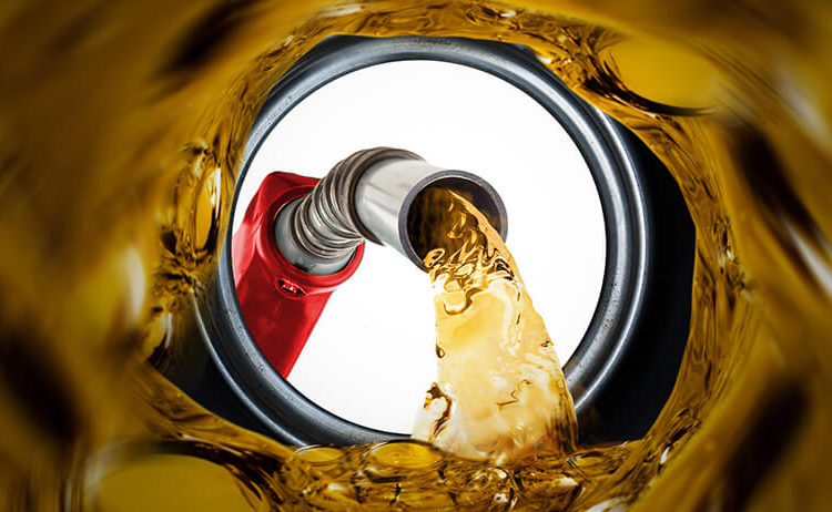 imagem de gasolina sendo colocada em um recipiente