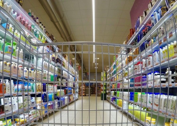 foto do interior de carrinho de supermercado de consumidor, mostrando as prateleiras ao redor