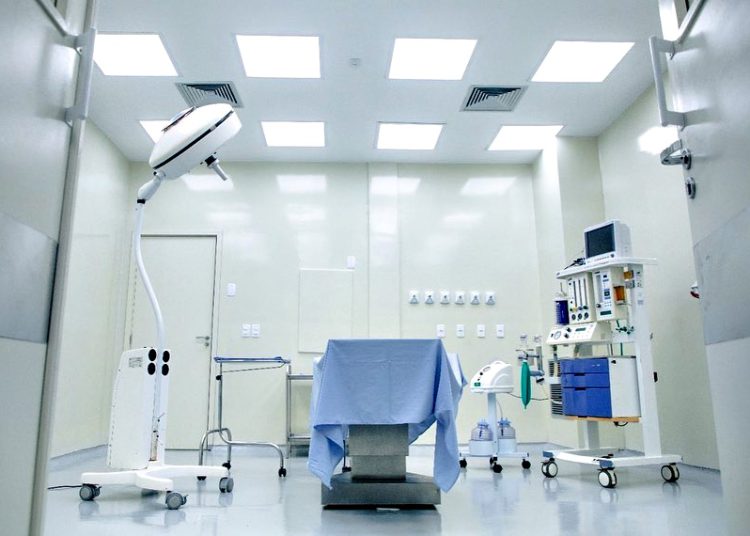 #PraTodoMUndoVer: Imagem mostra uma sala com cama e aparelhos de cirurgia