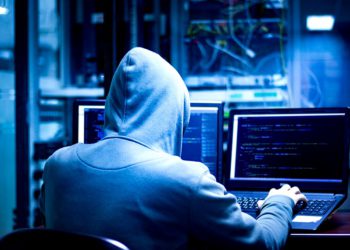 #Pratodomundover: A imagem mostra a silheta de um homem à frente de um computador provavelmente simulando um crime virtual