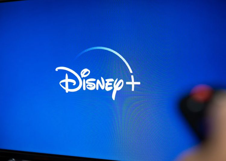 foto de televisão abrindo uma tela azul com logo da disney +