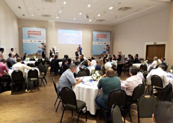 #PraTodoMundoVer; A imagem mostra várias pessoas em um evento do Sebrae