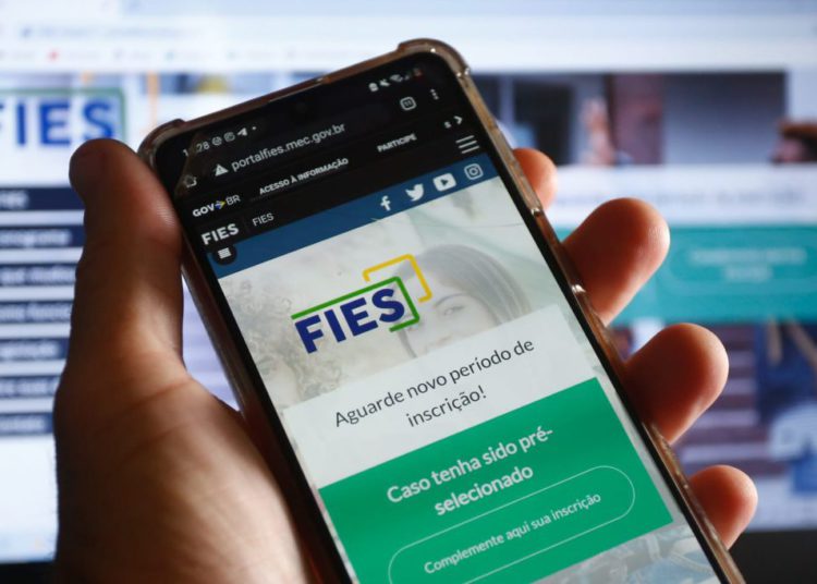 foto de celular aberto na página do fies