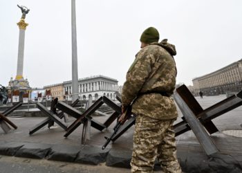 foto da guerra na ucrânia, com soldado de costas portando fuzil