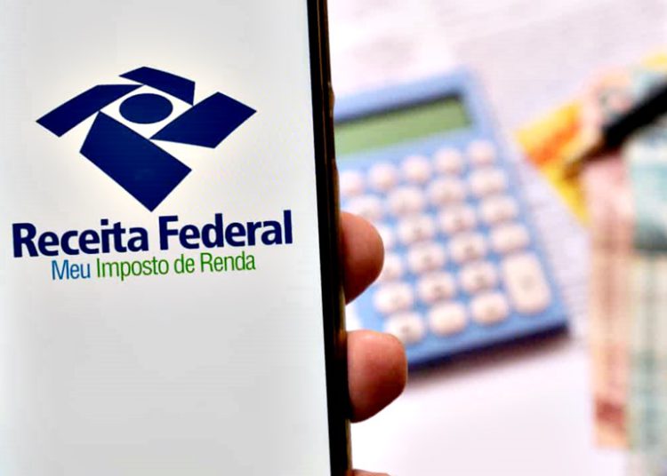 imagem mostra celular com uma logomarca da receita federal