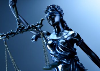 #prwtodomundover: Imagem mostra uma mulher com uma balança em fundo azul simbolizando a justiça
