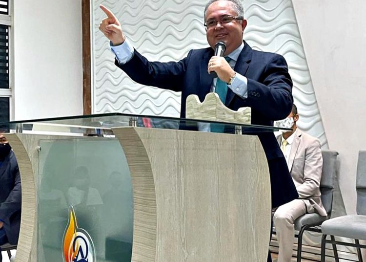 #pratodomundover: Imagem mostra o pastor e vice prefeito márcio cândido discursando em uma tribuna