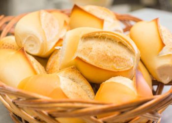 foto de pão francês em cesta