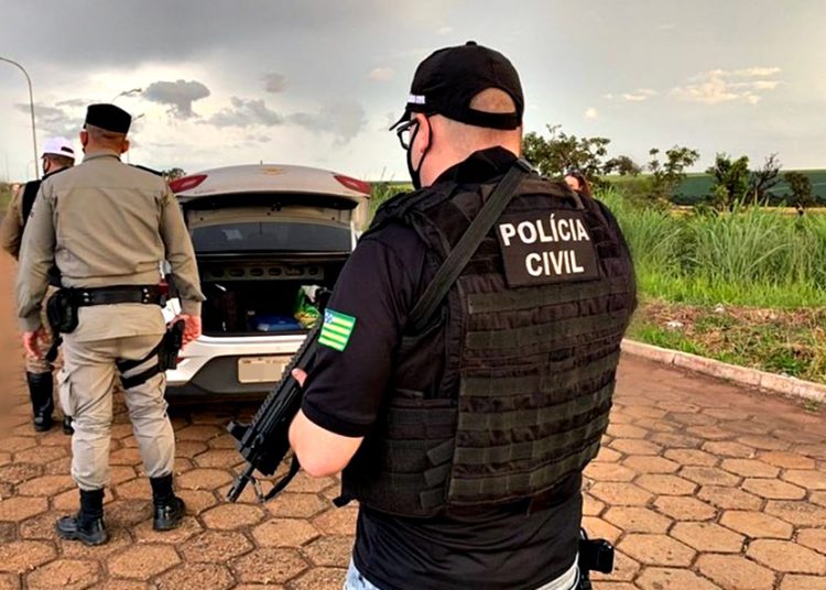 Imagem mostra dois policiais e um veículo sendo apreendido #pratodomundover