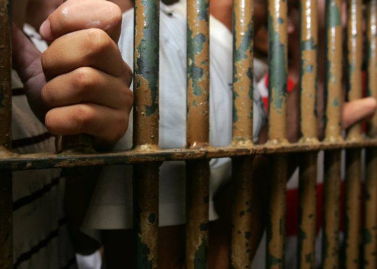 foto de grades do presídio, retratando a população carcerária brasileira