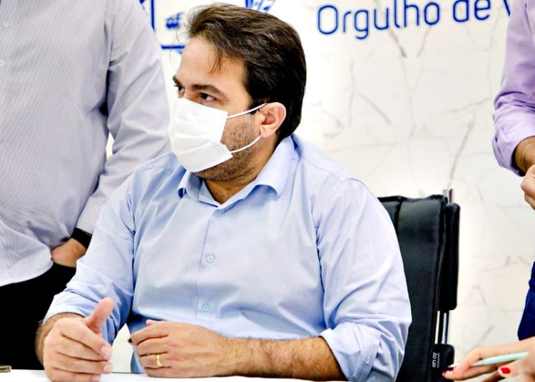 #pratodomundover: Imagem mostra o prefeito Roberto Naves, de máscara, em uma sala com pessoas