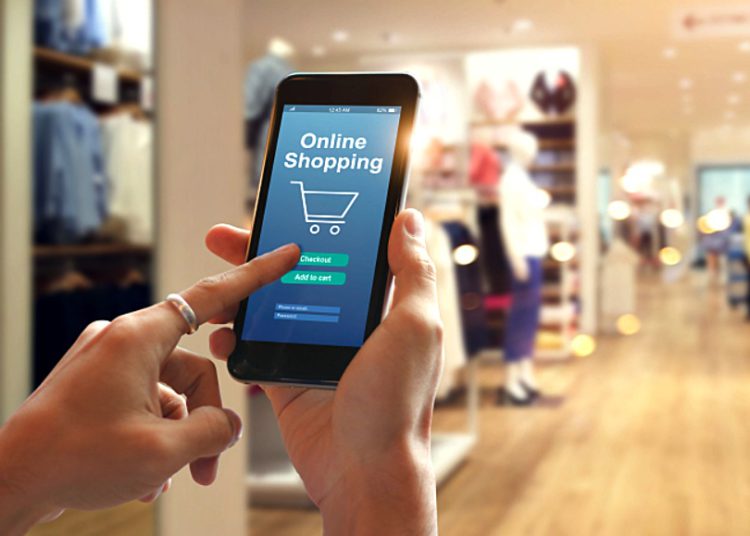 #pratodomundover: Imagem mostra uma pessoa usando um aparelho celular dentro de um shopping