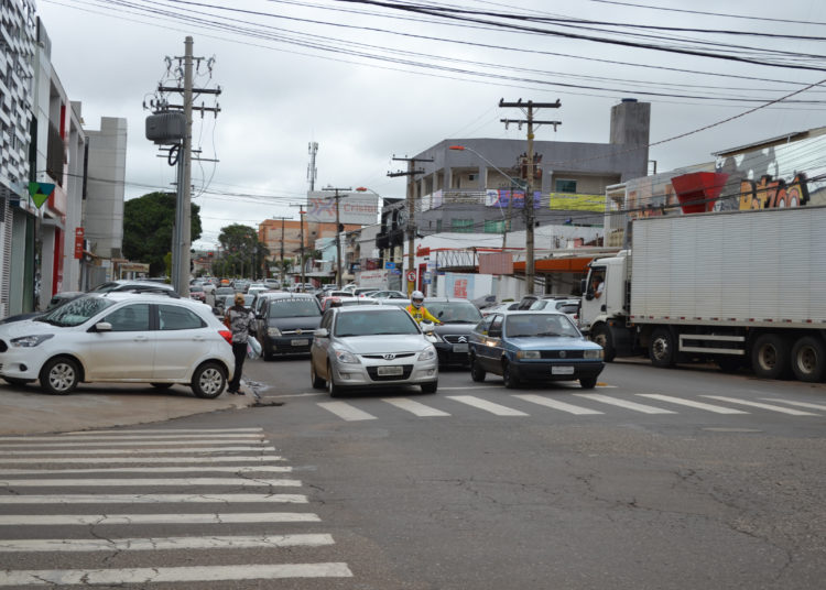 foto de carros parados em rua de Anápolis, retratando a mobilidade urbana