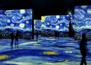 #Pratodomundover: A imagem possivelmente mostra pessoas e ao fundo telas do pintor van gohg em tom azul