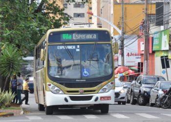 foto de ônibus do transporte coletivo circulando por anápolis. Preço da passagem aumentou na cidade
