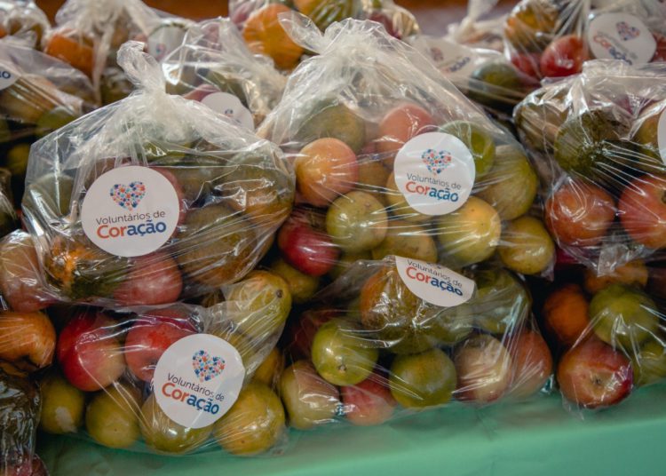 foto de cestas de alimentos doadas pelo voluntários de coração