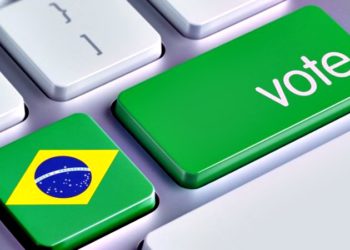 #PraTodoMUndoVer: A imagem contém um teclado de computador com uma tecla verde escrito vote e uma tecla com a bandeira do brasil