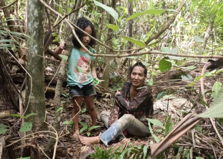 foto de avó com uma das netas desaparecidas, no meio de matagal em Goianápolis