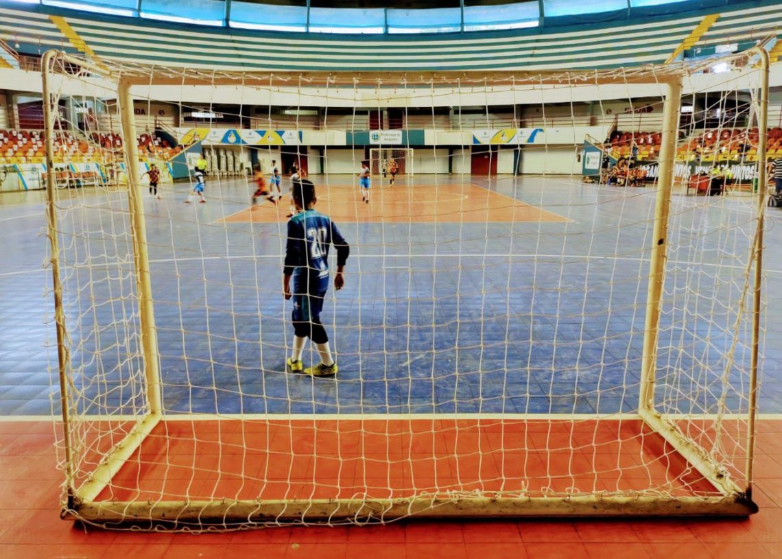 foto de partida de futsal, realizada no ginásio newton de faria