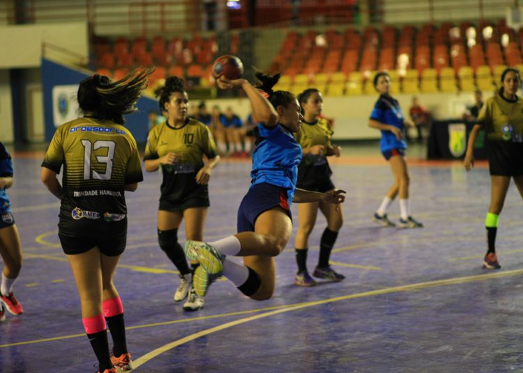 foto de partida de handebol disputada no ginásio newton de faria, em anápolis