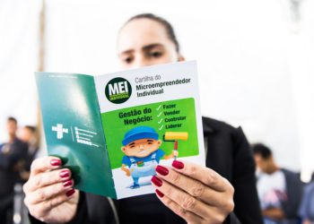 #PraTodoMUndoVer- Imagem mostra uma mulher lendo uma cartilha do MEI