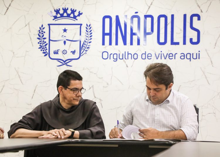 foto de representante da SAnta Casa de Anápolis ao lado de Roberto Naves, prefeito de Anápolis