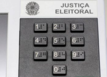 foto de urna eletrônica, focando apenas em seus números e na marca da Justiça Eleitoral