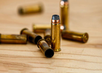 foto de balas em cima de uma mesa, representando a análise balística