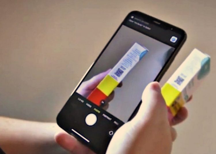 #PratodoMUndoVer: A imagem mostra uma pessoa fazendo imagem de celular de uma caixa de medicamentos