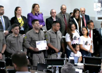 #PraTodoMUndoVer: Imagem mostra uma reunião na Câmara municipal de anápolis