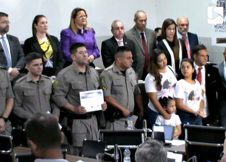 #PraTodoMUndoVer: Imagem mostra uma reunião na Câmara municipal de anápolis