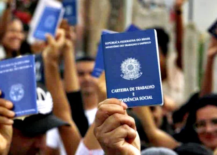 #PraTodoMUndoVer: A imagem mostra vároas pessoas segurando a carteira de trabalho