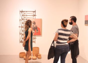 foto de uma das exposições em Anápolis, com visitantes parados admirando obra