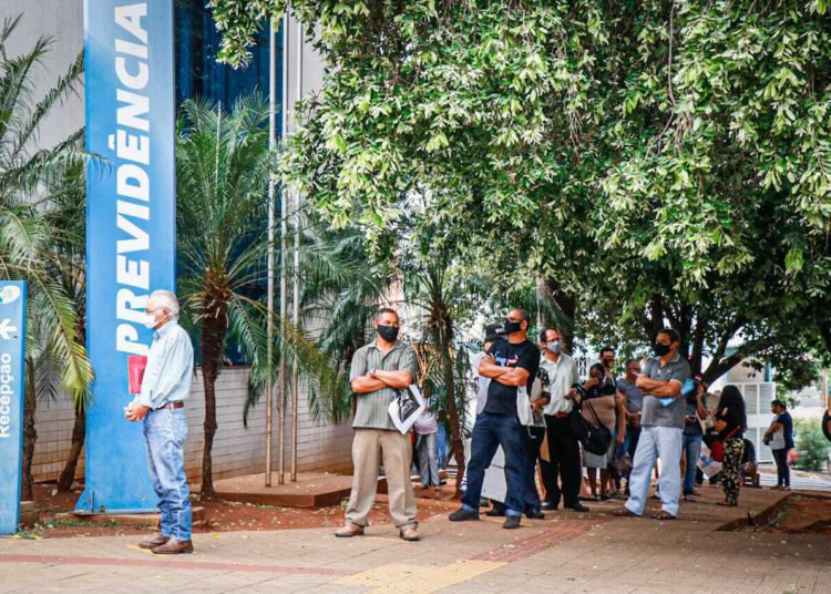 foto de fila do inss