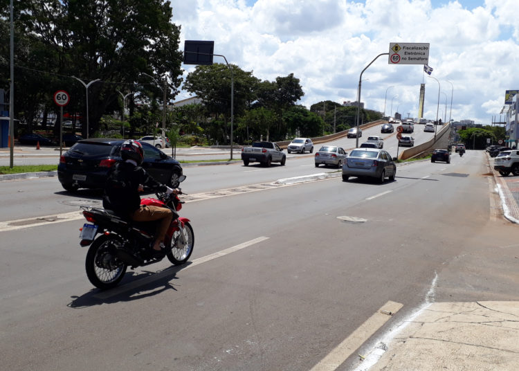 foto de veículos transitando por avenida de anápolis