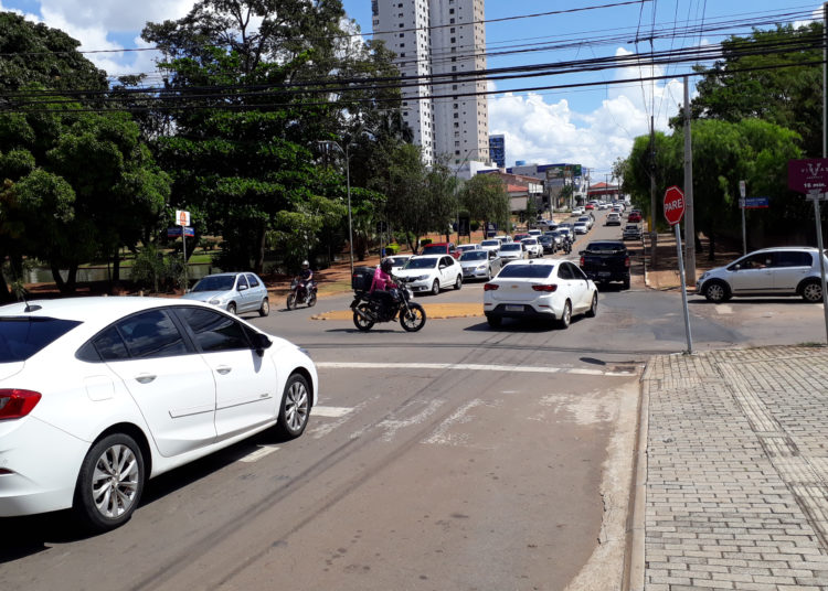foto de veículos passando por rotatória de avenida de Anápolis