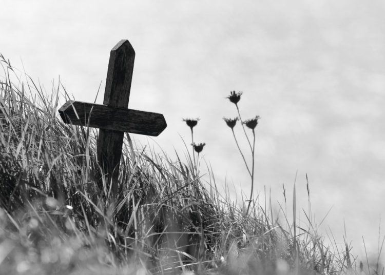 foto de lápide, em preto e branco, representando a morte