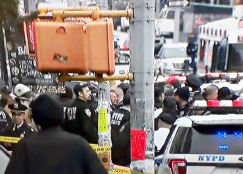 #Pratodomundover: A imagem mostra dezenas de policiaisi em rua de nova york