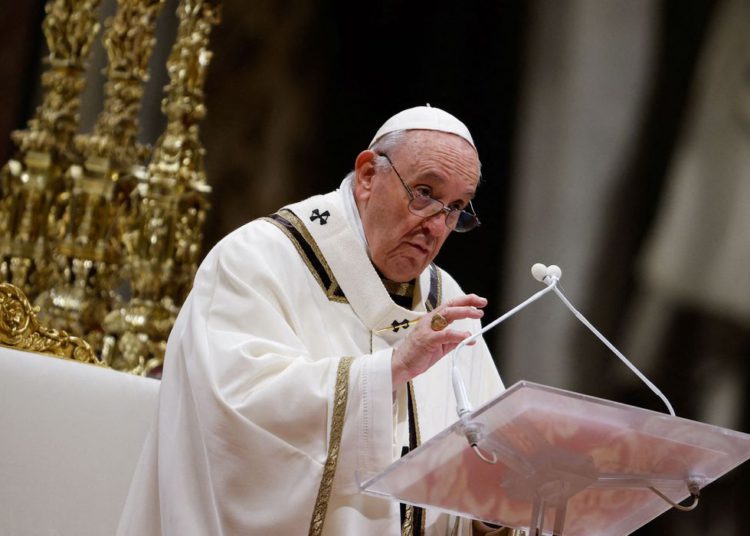 foto do papa francisco discursando no que parece ser dentro de uma catedral