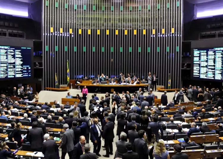#PraTodoMUndoVer: A imagem mostra uma sessão plenária da Câmara dos Deputados e ilustra matéria sobre a troca de partidos pelos deputados
