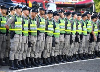 #Pratodomundover: A imagem contém uma formação com vários policiais militares de goiás uniformizados