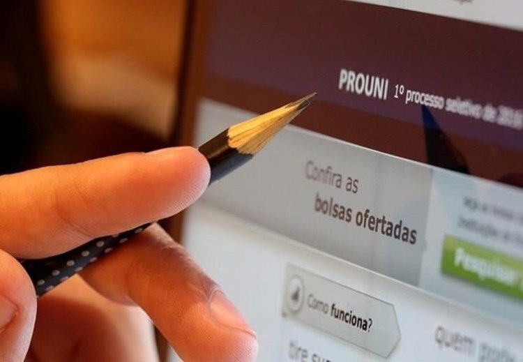 foto de pessoa apontando lápis para página do prouni no computador