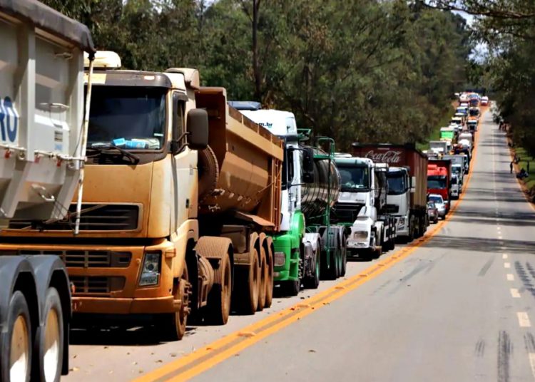 #PraTodoMUndoVer: a imagem mostra uma fila de caminhões em uma rodovia