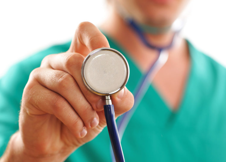 foto de médico segurando estetoscópio, representando a saúde