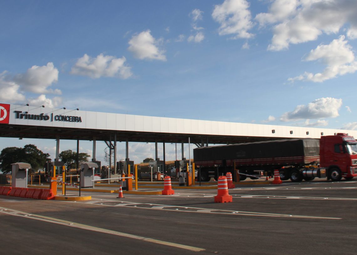 foto de pedágio gerido pela triunfo concebra, com caminhão passando no momento