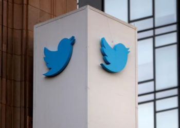 foto de prédio com logo do twitter, o pássaro azul