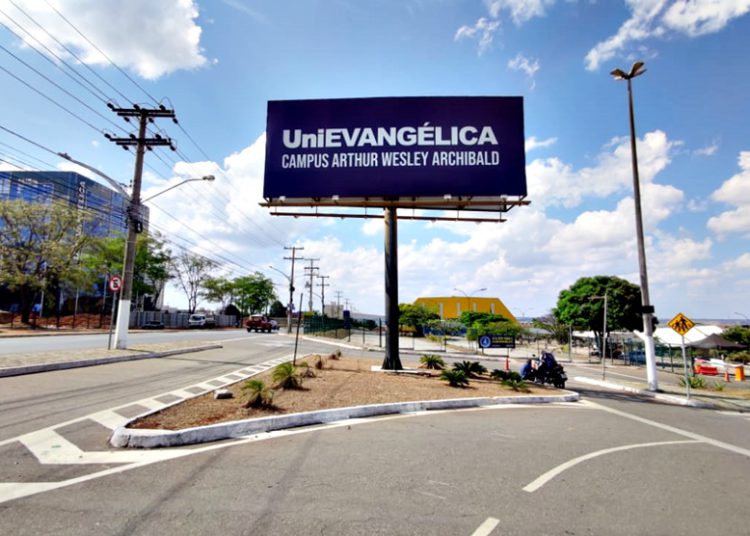 foto da entrada da unievangélica, em anápolis