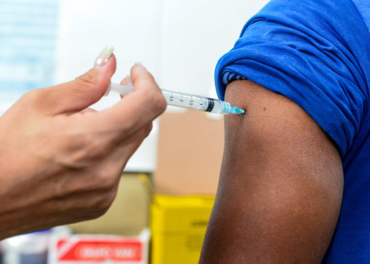 foto da vacina contra covid sendo aplicada em braço