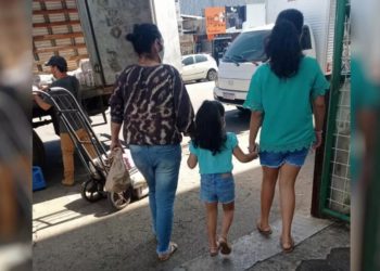#PraTodoMundoVer: A imagem mostra uma senhora de calça jeans e duas crianças de bermuda jeans e camiseta verde. Seria a avó e as netas que estão desaparecidas em Anápolis