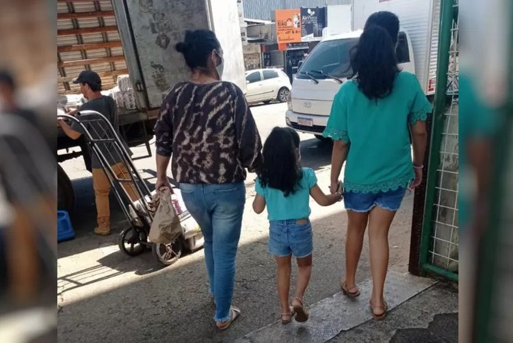 #PraTodoMundoVer: A imagem mostra uma senhora de calça jeans e duas crianças de bermuda jeans e camiseta verde. Seria a avó e as netas que estão desaparecidas em Anápolis